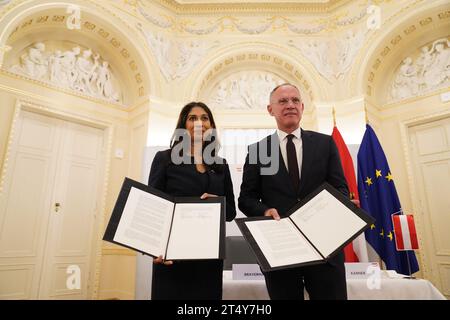 La ministre de l'intérieur Suella Braverman signe une déclaration commune sur la migration et la sécurité avec le ministre autrichien de l'intérieur Gerhard Karner à Vienne, en Autriche. Date de la photo : jeudi 2 novembre 2023. Banque D'Images