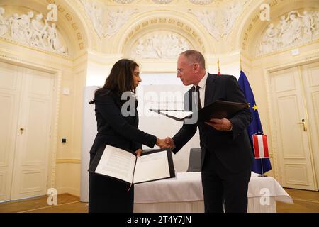 La ministre de l'intérieur Suella Braverman signe une déclaration commune sur la migration et la sécurité avec le ministre autrichien de l'intérieur Gerhard Karner à Vienne, en Autriche. Date de la photo : jeudi 2 novembre 2023. Banque D'Images