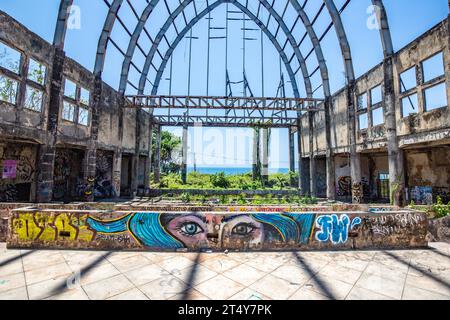 Graffiti d'un lieu perdu, un ancien parc aquatique et d'attractions qui est récupéré par la nature. Festival Taman Bali, Padang Galak, Indonésie, Asie Banque D'Images