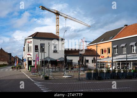 Liedekerke, Flandre orientale, Belgique - 28 octobre 2023 - Centre du village avec terrasses au soleil d'automne Banque D'Images