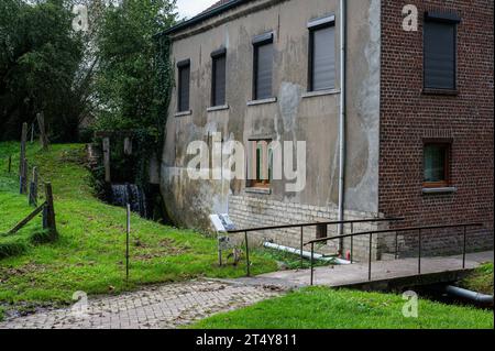 Imde, Brabant flamand, Belgique, 14 octobre 2023 - l'ancien moulin à eau, appelé moulin à dragues à un ruisseau Banque D'Images