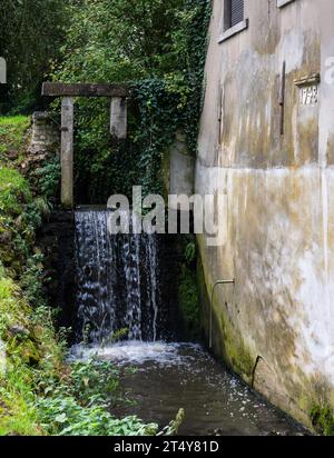 Imde, Brabant flamand, Belgique, 14 octobre 2023 - l'ancien moulin à eau, appelé moulin à dragues à un ruisseau Banque D'Images