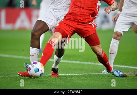 Coupe DFB, duel, détail, vue partielle, jambes de football, Adidas Derbystar match ball, MHPArena, MHP Arena Stuttgart, Baden-Wuerttemberg, Allemagne Banque D'Images