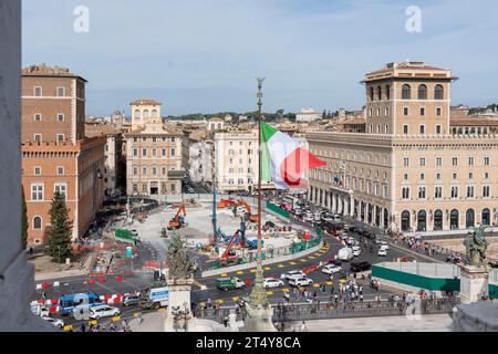 Rome, Italie. 30 octobre 2023. Vue générale de la Piazza Venezia depuis le dessus des terrasses Vittoriano. Crédit : SOPA Images Limited/Alamy Live News Banque D'Images