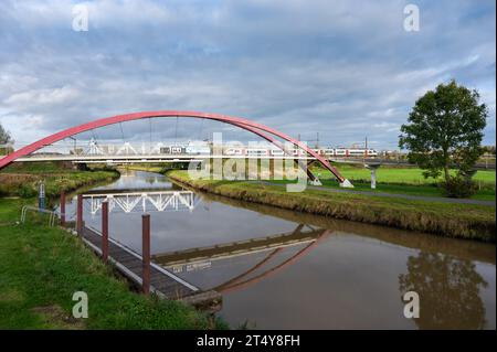 Liedekerke, Flandre orientale, Belgique - 28 octobre 2023 - pont de nourriture voûté se reflétant dans la rivière Dender Banque D'Images