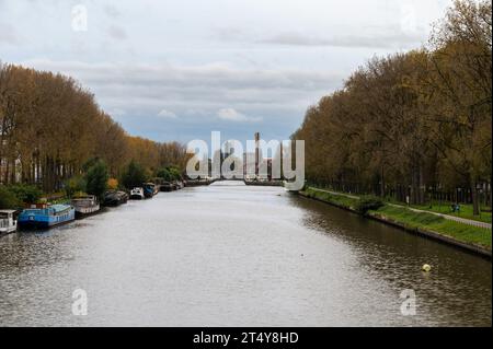 Anderlecht, région de Bruxelles-capitale, Belgique - 28 octobre 2023 - le canal maritime et les péniches sur les rives vertes Banque D'Images