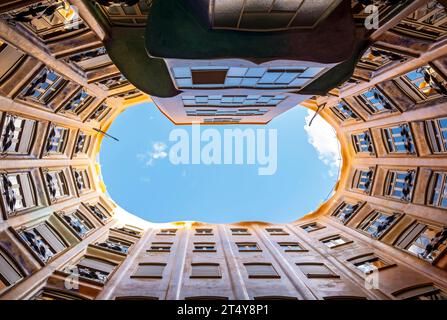 Vue à angle bas de l'atrium, Casa Mila, la Pedrera, Barcelone, Espagne Banque D'Images