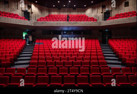 Dilbeek, Brabant flamand, Belgique, 22 octobre 2023 - chaises en velours rouge d'une salle de concert des arts de la scène Banque D'Images