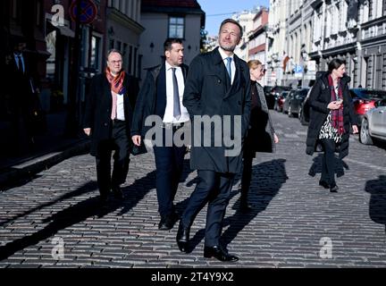 Riga, Lettonie. 02 novembre 2023. Christian Lindner (FDP), ministre fédéral des Finances, se promène dans la vieille ville. À l'ordre du jour figurent des pourparlers politiques dans les États baltes. Crédit : Britta Pedersen/dpa/Alamy Live News Banque D'Images