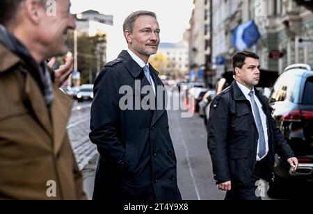 Riga, Lettonie. 02 novembre 2023. Christian Lindner (FDP), ministre fédéral des Finances, traverse la vieille ville avec sa délégation. À l'ordre du jour figurent des pourparlers politiques dans les États baltes. Crédit : Britta Pedersen/dpa/Alamy Live News Banque D'Images