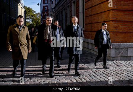 Riga, Lettonie. 02 novembre 2023. Christian Lindner (FDP), ministre fédéral des Finances, traverse la vieille ville avec sa délégation. À l'ordre du jour figurent des pourparlers politiques dans les États baltes. Crédit : Britta Pedersen/dpa/Alamy Live News Banque D'Images