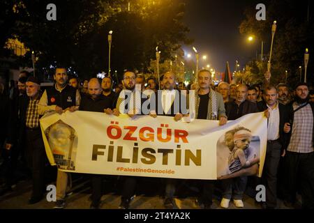 1 novembre 2023 : Gaziantep, Turkiye, 01 novembre 2023. Des centaines de citoyens turcs à Gaziantep assistent à une manifestation en soirée en solidarité avec Gaza et en protestation contre la féroce offensive israélienne en cours dans la bande de Gaza, qu'ils considèrent comme ''génocide et massacres''. Les manifestants ont hissé des drapeaux palestiniens et turcs ainsi que des banderoles en solidarité avec Gaza, tout en portant des torches alors qu'ils défilaient dans la ville de Gaziantep, Turkiye (image de crédit : © Muhammed Ibrahim Ali/IMAGESLIVE via ZUMA Press Wire) À USAGE ÉDITORIAL UNIQUEMENT ! Non destiné à UN USAGE commercial ! Banque D'Images