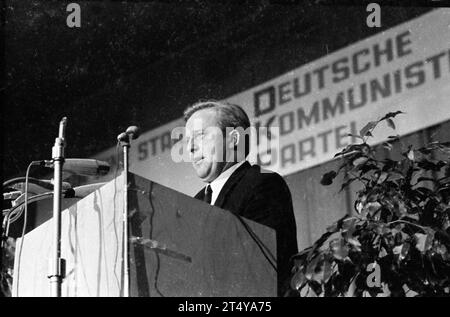 Der Umzug der Kommunisten aus ihrem exil in der DDR 1969 DEU, Deutschland, Düsseldorf: der Umzug der Kommunisten aus ihrem exil in der DDR 1969 verlief nicht ohne Probleme, ermöglicht durch die Entspannungspolitik der Regierung Willy Brandt, kam die Führung der KPD 1969 nach Bonn, UM eine neue Partei zu gründen. Juristisch wurde aus der KPD die DKP. Essen. . Parteitag der DKP 1969. Kurt Erlebach DEU, Allemagne, Düsseldorf : le déménagement des communistes de leur exil en RDA en 1969 n'a pas été sans problèmes. Rendu possible par la politique de dÃ tente du gouvernement Willy Brandt, la direction du KP Banque D'Images