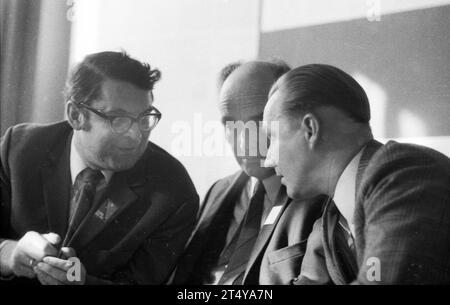 Der Umzug der Kommunisten aus ihrem exil in der DDR 1969 DEU, Deutschland, Düsseldorf: der Umzug der Kommunisten aus ihrem exil in der DDR 1969 verlief nicht ohne Probleme, ermöglicht durch die Entspannungspolitik der Regierung Willy Brandt, kam die Führung der KPD 1969 nach Bonn, UM eine neue Partei zu gründen. Juristisch wurde aus der KPD die DKP. Essen. . Parteitag der DKP 1969. Georg Polikeit, Kurt Bachmann. Manfred Kapluck v.l. DEU, Allemagne, Düsseldorf : le déménagement des communistes de leur exil en RDA en 1969 n'a pas été sans problèmes. Rendu possible par la politique dÃ tente de la marque Willy Banque D'Images