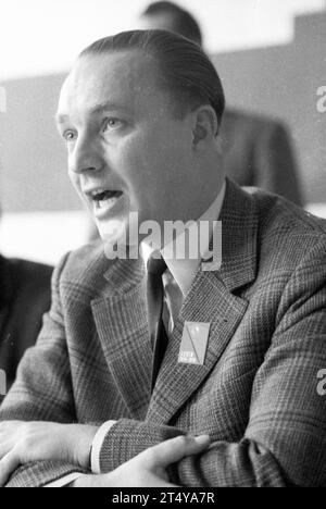 Der Umzug der Kommunisten aus ihrem exil in der DDR 1969 DEU, Deutschland, Düsseldorf: der Umzug der Kommunisten aus ihrem exil in der DDR 1969 verlief nicht ohne Probleme, ermöglicht durch die Entspannungspolitik der Regierung Willy Brandt, kam die Führung der KPD 1969 nach Bonn, UM eine neue Partei zu gründen. Juristisch wurde aus der KPD die DKP. Essen. . Parteitag der DKP 1969. Manfred Kapluck. DEU, Allemagne, Düsseldorf : les communistes quittent leur exil en RDA en 1969 n'a pas été sans problèmes. Rendu possible par la politique de dÃ tente du gouvernement Willy Brandt, la direction du Banque D'Images