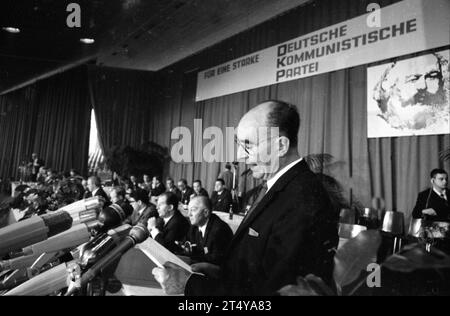 Der Umzug der Kommunisten aus ihrem exil in der DDR 1969 DEU, Deutschland, Düsseldorf: der Umzug der Kommunisten aus ihrem exil in der DDR 1969 verlief nicht ohne Probleme, ermöglicht durch die Entspannungspolitik der Regierung Willy Brandt, kam die Führung der KPD 1969 nach Bonn, UM eine neue Partei zu gründen. Juristisch wurde aus der KPD die DKP. Essen. . Parteitag der DKP 1969 Kurt Bachmann. DEU, Allemagne, Düsseldorf : les communistes quittent leur exil en RDA en 1969 n'a pas été sans problèmes. Rendu possible par la politique de dÃ tente du gouvernement Willy Brandt, la direction du KP Banque D'Images