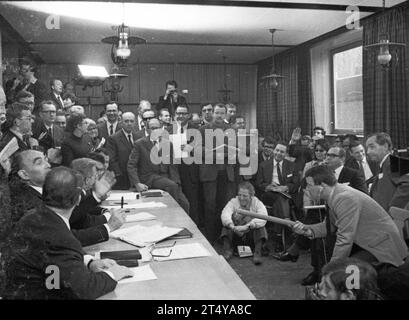 Der Umzug der Kommunisten aus ihrem exil in der DDR 1969 DEU, Deutschland, Düsseldorf: der Umzug der Kommunisten aus ihrem exil in der DDR 1969 verlief nicht ohne Probleme, ermöglicht durch die Entspannungspolitik der Regierung Willy Brandt, kam die Führung der KPD 1969 nach Bonn, UM eine neue Partei zu gründen. Juristisch wurde aus der KPD die DKP. Offenburg. Pressekonferenz ca. 1969 DEU, Allemagne, Düsseldorf : les communistes quittent leur exil en RDA en 1969 n'ont pas été sans problèmes. Rendu possible par la politique de dÃ tente du gouvernement Willy Brandt, la direction du KPD est venue à B. Banque D'Images
