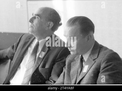Der Umzug der Kommunisten aus ihrem exil in der DDR 1969 DEU, Deutschland, Düsseldorf: der Umzug der Kommunisten aus ihrem exil in der DDR 1969 verlief nicht ohne Probleme, ermöglicht durch die Entspannungspolitik der Regierung Willy Brandt, kam die Führung der KPD 1969 nach Bonn, UM eine neue Partei zu gründen. Juristisch wurde aus der KPD die DKP. Essen. . Parteitag der DKP 1969 DEU, Allemagne, Düsseldorf : les communistes quittent leur exil en RDA en 1969 n'ont pas été sans problèmes. Rendu possible par la politique de dÃ tente du gouvernement Willy Brandt, la direction du KPD est venue à Bonn Banque D'Images