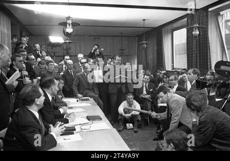 Der Umzug der Kommunisten aus ihrem exil in der DDR 1969 DEU, Deutschland, Düsseldorf: der Umzug der Kommunisten aus ihrem exil in der DDR 1969 verlief nicht ohne Probleme, ermöglicht durch die Entspannungspolitik der Regierung Willy Brandt, kam die Führung der KPD 1969 nach Bonn, UM eine neue Partei zu gründen. Juristisch wurde aus der KPD die DKP. Offenburg. Pressekonferenz ca. 1969 DEU, Allemagne, Düsseldorf : les communistes quittent leur exil en RDA en 1969 n'ont pas été sans problèmes. Rendu possible par la politique de dÃ tente du gouvernement Willy Brandt, la direction du KPD est venue à B. Banque D'Images