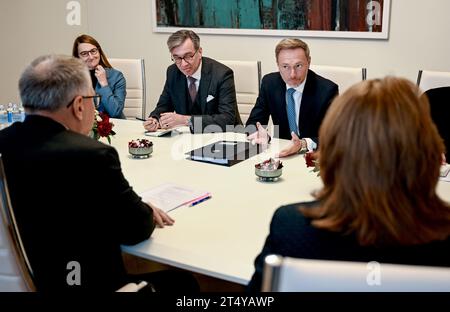 Riga, Lettonie. 02 novembre 2023. Christian Lindner (FDP), ministre fédéral des Finances, et sa délégation rencontrent leurs homologues lettons. L'ordre du jour prévoit des pourparlers politiques dans les États baltes. Crédit : Britta Pedersen/dpa/Alamy Live News Banque D'Images