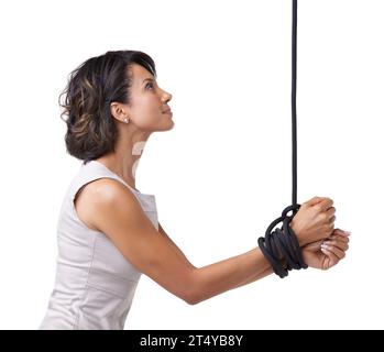 Femme, affaires et mains pour attaché avec la corde sur fond blanc, studio ou maquette dans l'esclavage d'entreprise. Personne, otage ou prisonnier pour Banque D'Images