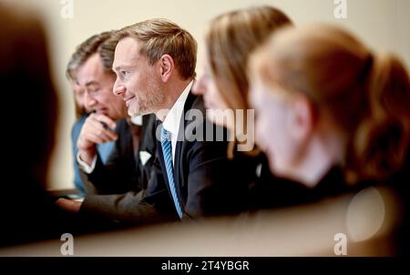 Riga, Lettonie. 02 novembre 2023. Christian Lindner (FDP), ministre fédéral des Finances, et sa délégation rencontrent leurs homologues lettons. L'ordre du jour prévoit des pourparlers politiques dans les États baltes. Crédit : Britta Pedersen/dpa/Alamy Live News Banque D'Images