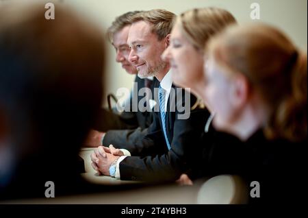 Riga, Lettonie. 02 novembre 2023. Christian Lindner (FDP), ministre fédéral des Finances, et sa délégation rencontrent leurs homologues lettons. L'ordre du jour prévoit des pourparlers politiques dans les États baltes. Crédit : Britta Pedersen/dpa/Alamy Live News Banque D'Images