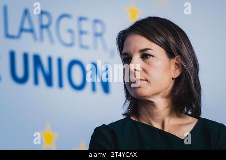 Berlin, Allemagne . 02 novembre 2023. Annalena Baerbock (Buendnis 90/les Verts), ministre fédérale des Affaires étrangères, a participé à la conférence "Une Union plus grande et plus forte" au ministère des Affaires étrangères à Berlin, le 2 novembre 2023. Crédit : dpa/Alamy Live News Banque D'Images