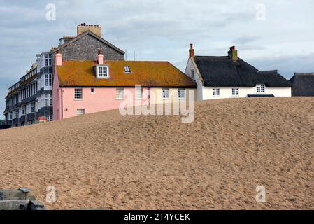 Pier Terrace et maisons sur la plage à West Bay Banque D'Images