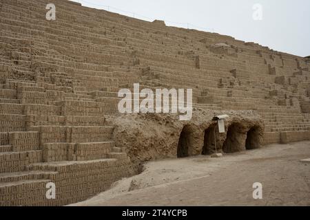 Huaca Pucllana, briques de boue de l'ancienne pyramide péruvienne. Miraflores, Pérou. Banque D'Images