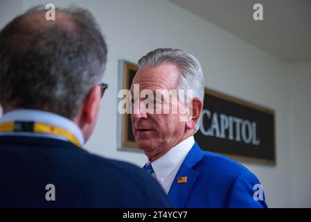 Washington, États-Unis d ' Amérique. 01 novembre 2023. Le sénateur américain Tommy Tuberville (Républicain de l'Alabama) parle à la presse dans le Capitole des États-Unis le mercredi 1 novembre 2023. Crédit : Annabelle Gordon/CNP/Sipa USA crédit : SIPA USA/Alamy Live News Banque D'Images