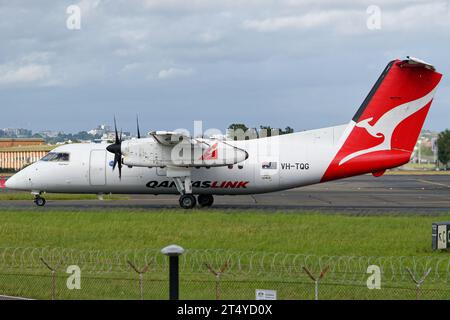 QantasLink de Havilland Canada Dash 8-200 vu au sol à l'aéroport de Sydney. Banque D'Images