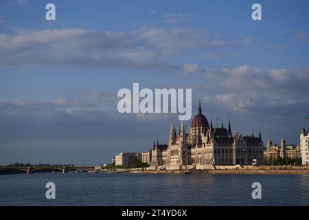 Vue panoramique sur le magnifique bâtiment du Parlement hongrois (hongrois : Országház) sur le remblai du Danube au coucher du soleil. Budapest, Hongrie - 7 Ma Banque D'Images