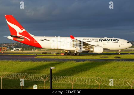 Un Airbus A330-200 de Qantas a été vu au sol à l'aéroport de Sydney. Banque D'Images