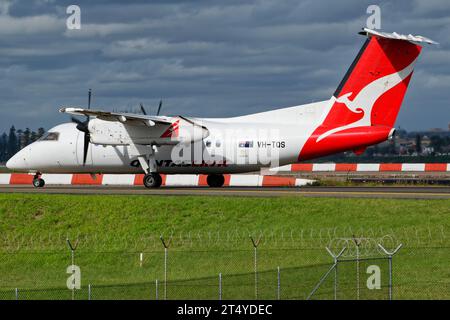 QantasLink de Havilland Canada Dash 8-200 vu au sol à l'aéroport de Sydney. Banque D'Images