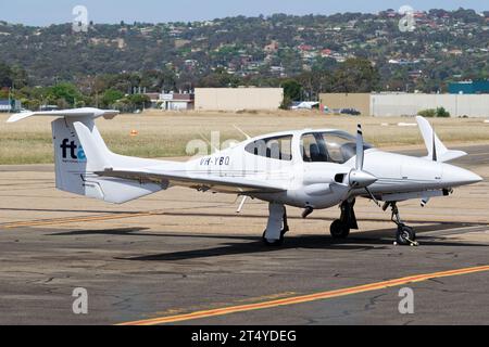 Formation au vol Adelaide Diamond DA42 Twin Star vue au sol à l'aéroport de Parafield. Banque D'Images