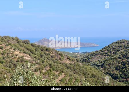 Marcher en Crète - vue vers l'île Agioi Theodoroi au large de la côte à Agia Marina, Crète, Grèce Banque D'Images