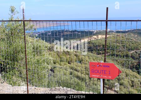 Marcher en Crète - marqueur d'itinéraire directionnel sur Agia Marine, Crete Walk. Banque D'Images