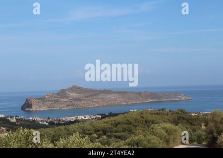 Marcher en Crète - vue vers l'île Agioi Theodoroi au large de la côte à Agia Marina, Crète, Grèce Banque D'Images