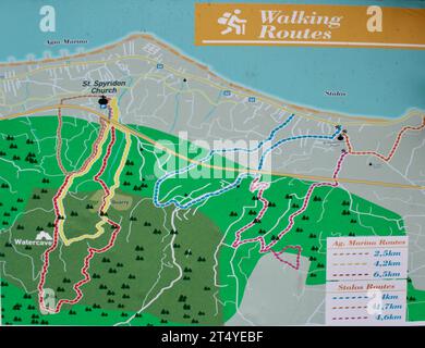 Marcher en Crète - carte d'itinéraire pour les promenades autour d'Agia Marina, Chania, Crète. Panneau d'information près du point de départ des promenades près de l'église de Spyridon. Banque D'Images