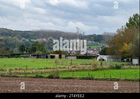 Granges et vieilles serres dans les champs agricoles autour de Roosdaal, Brabant flamand, Belgique crédit : Imago/Alamy Live News Banque D'Images