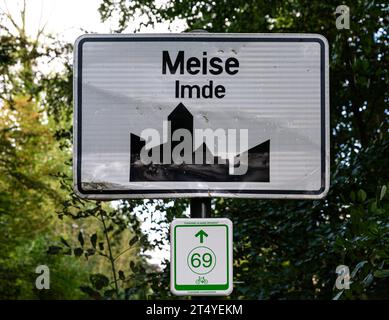 Imde, Brabant flamand, Belgique, 14 octobre 2023 - panneau du village d'Imde, Meise avec un panneau vert du système de pistes cyclables de nœud crédit : Imago/Alamy Live News Banque D'Images