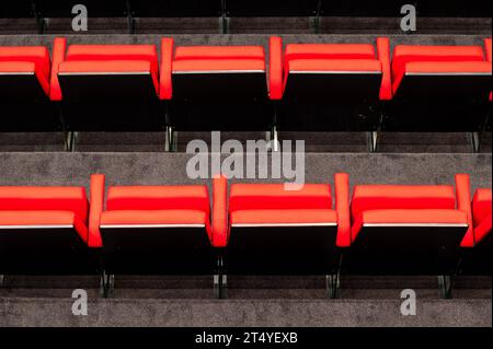 Dilbeek, Brabant flamand, Belgique, le 22 octobre 2023 - Abstract line de chaises rouges au théâtre et salle de concert Westrand crédit : Imago/Alamy Live News Banque D'Images