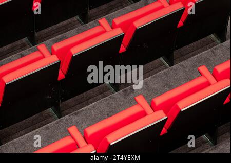 Dilbeek, Brabant flamand, Belgique, le 22 octobre 2023 - Abstract line de chaises rouges au théâtre et salle de concert Westrand crédit : Imago/Alamy Live News Banque D'Images