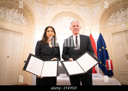 La ministre de l'intérieur Suella Braverman signe une déclaration commune sur la migration et la sécurité avec le ministre autrichien de l'intérieur Gerhard Karner à Vienne, en Autriche. Date de la photo : jeudi 2 novembre 2023. Banque D'Images