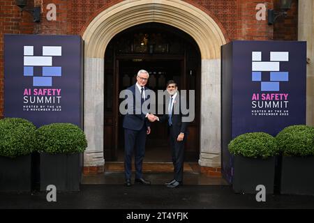 Le Premier ministre Rishi Sunak accueille Bruno le Maire, ministre français de l'économie, des Finances, de l'Industrie et de la sécurité numérique, lors du sommet sur la sécurité de l'IA, le premier sommet mondial sur l'utilisation sûre de l'intelligence artificielle, à Bletchley Park à Milton Keynes, Buckinghamshire. Date de la photo : jeudi 2 novembre 2023. Banque D'Images