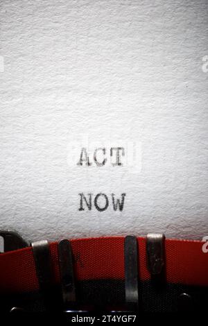 Agissez maintenant phrase écrite avec une machine à écrire. Banque D'Images