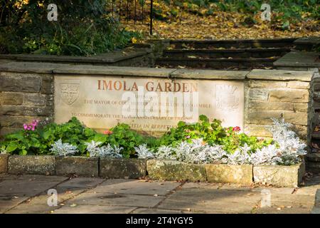 Style italien «Imola Gardens» dans Castle Gardens, Colchester, Essex. Colchester est jumelé avec la ville italienne d'Imola. (136) Banque D'Images