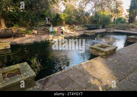 Style italien «Imola Gardens» dans Castle Gardens, Colchester, Essex. Colchester est jumelé avec la ville italienne d'Imola. (136) Banque D'Images