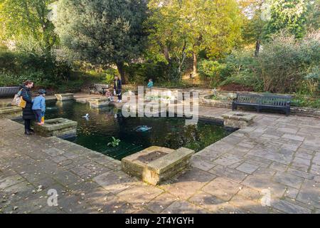 Style italien «Imola Gardens» dans Castle Gardens, Colchester, Essex. Colchester est jumelé avec la ville italienne d'Imola. (136) Banque D'Images